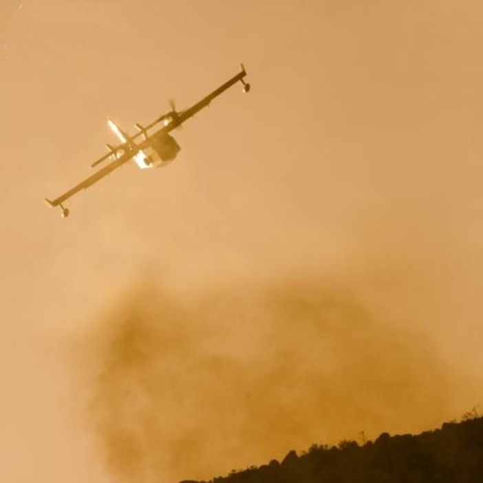 Incendio a Cisano sul Neva in frazione Cenesi: rischierati anche un idrovolante e un elicottero