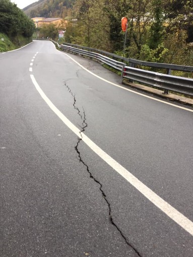 Una lunga crepa nell'asfalto preoccupa sulla SP334 a Stella Una lunga crepa nell'asfalto preoccupa sulla SP334 a Stella