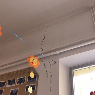 Crepe nelle scuole Paccini di Albenga i genitori scattano e sono pronti ad esposti e raccolte firme