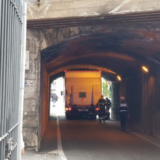 Finale, camion incastrato sotto il cavalcavia ferroviario in via Brunenghi: traffico in tilt (FOTO)