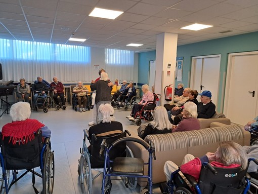 Savona, i militi della Croce Bianca regalano sorrisi e svago ai "nonni" della RSA La Riviera