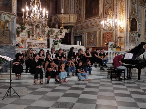 Il Coro e i Luppini accolti a braccia aperte a Calice Ligure per festeggiare il Maestro Luppi Musso
