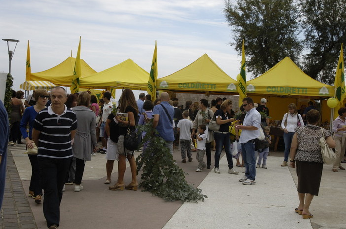 Savona, ottimi risultati per il nuovo mercato di Campagna amica