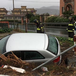 Albenga, auto finisce in un fosso: intervento di vigili del fuoco e Polizia Locale