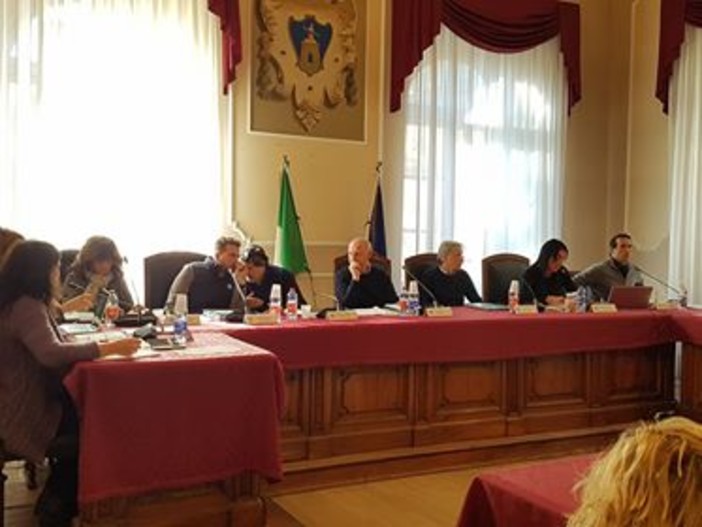 Alassio si infiamma sulla tassa di soggiorno... Ma il punto viene stralciato dal consiglio comunale