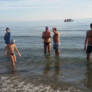 Ad Andora il 2017 inizia in spiaggia. Il 1° gennaio il ritorno del cimento invernale con musica e gonfiabili
