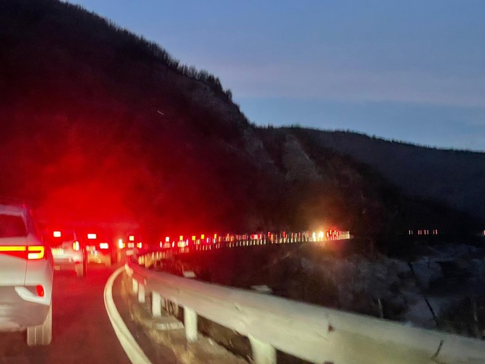 Lunghe code sul Nava e in autostrada per il solito traffico da rientro del primo gennaio Lunghe code sul Nava e in autostrada per il solito traffico da rientro del primo gennaio
