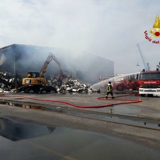 Quasi spento l'incendio di Ponte Somalia, nel porto di Genova