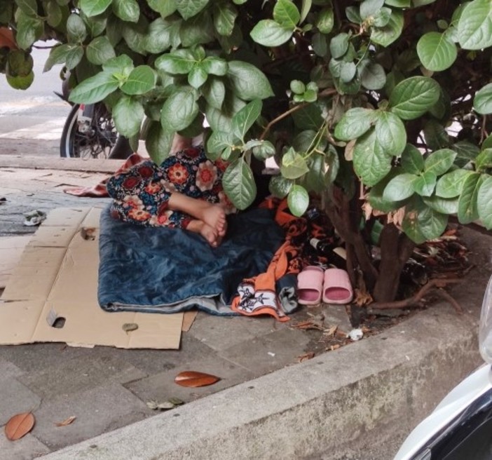 Savona, clochard in via Boselli. La consigliera Saccone (FdI): "Città prigioniera del degrado"