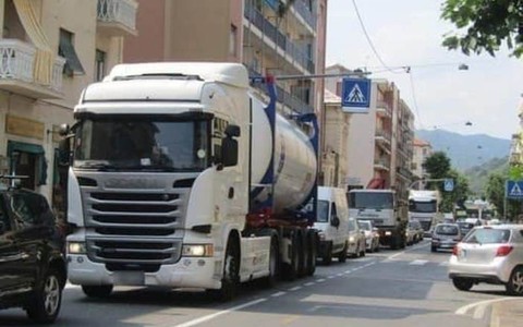 Mezzi pesanti nei centri abitati da Albisola a Savona, Garbarini: "Il problema del traffico va risolto senza se e senza ma"
