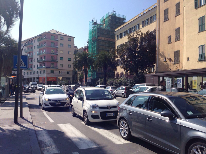 Continuano i disagi alla viabilità tra Vado Ligure e le Albissole: lunghe code sull'Aurelia Continuano i disagi alla viabilità tra Vado Ligure e le Albissole: lunghe code sull'Aurelia
