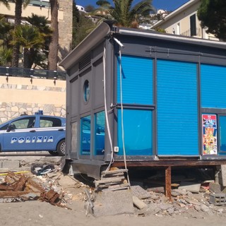 Alassio, rottami metallici abbandonati sulla spiaggia: sanzionati i titolari di un chiosco bar