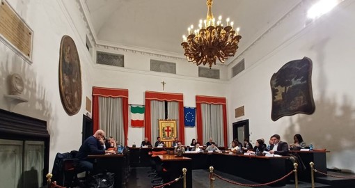 Albenga, approvato il nuovo Regolamento del Consiglio comunale, ma la minoranza si astiene: “Non è stato condiviso”