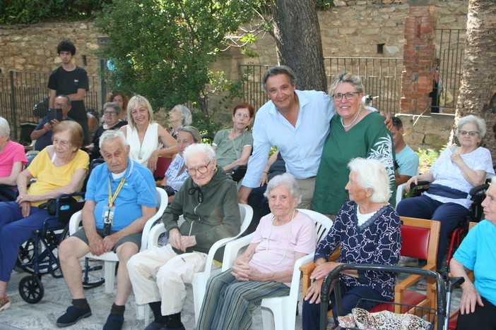 “Mi sento in paradiso”: grande successo per il nuovo format di socializzazione attiva lanciato dalla Residenza Protetta “Ville Paradiso” di Alassio con Fata Zucchina “Mi sento in paradiso”: grande successo per il nuovo format di socializzazione attiva lanciato dalla Residenza Protetta “Ville Paradiso” di Alassio con Fata Zucchina