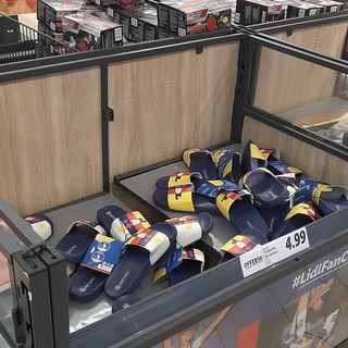 Ciabatte e scarpe a ruba, "assalto" all'offerta del supermercato: succede anche a Savona