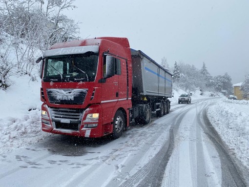 Roccavignale, un altro camion intraversato causa neve lungo la Sp 28 bis (FOTO) Roccavignale, un altro camion intraversato causa neve lungo la Sp 28 bis (FOTO)