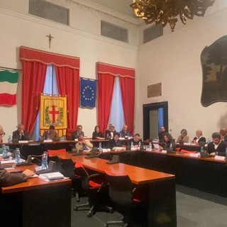Albenga, la minoranza abbandona il Consiglio. La giunta: "Atto vergognoso senza spiegazioni"