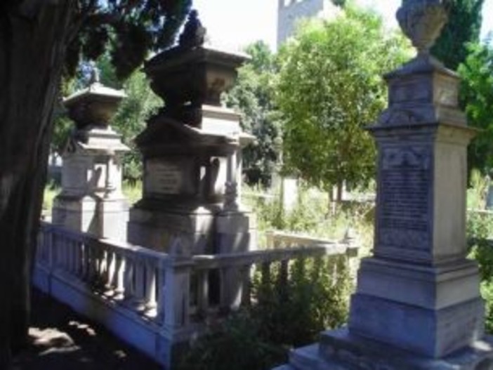 Stella: incuria e degrado intorno alla tomba di Pertini Stella: incuria e degrado intorno alla tomba di Pertini