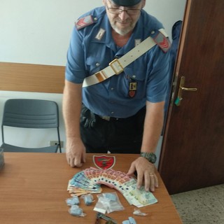 Chetamina, hashish, cocaina e un coltello: i carabinieri di Alassio arrestano 2 torinesi