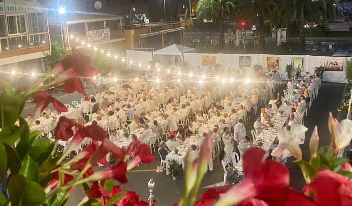 Albenga, la “Cena in Bianco per la Bianca” incanta piazza Petrarca Albenga, la “Cena in Bianco per la Bianca” incanta piazza Petrarca