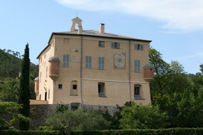 Un lounge bar, la piscina e alcune camere, il Castello di Garlenda verso una nuova vita Un lounge bar, la piscina e alcune camere, il Castello di Garlenda verso una nuova vita