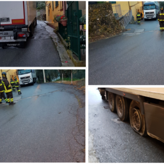 Andora, camion resta bloccato in località Marino: traffico in tilt (FOTO)