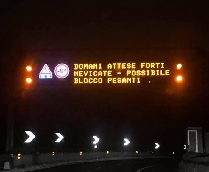Neve in Val Bormida, le autostrade giocano d'anticipo: cartelli con avviso "Possibile blocco pesante"