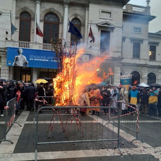 Savona, la pioggia non ferma un "Confuoco" di buon auspicio per il 2019 (FOTO E VIDEO)