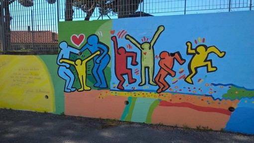 Nella foto, tratta dal profilo Facebook del plesso, un dettaglio del cortile decorato dai ragazzi in stile Keith Haring