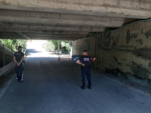 Savona, cadono calcinacci dal viadotto autostradale in via Fontanassa: intervento dei vigili del fuoco e della Polizia Locale (FOTO)