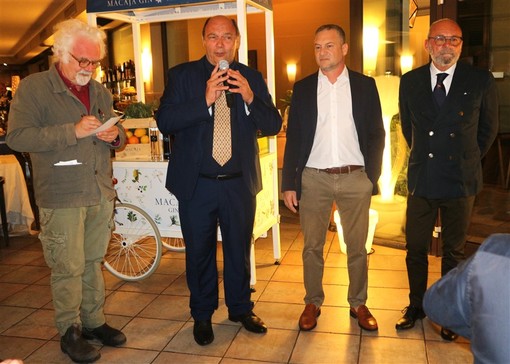 Alassio: Hotel Savoia tutto esaurito per la cena dedicata ai fiori eduli inserita nel V Festival della Cucina con i Fiori Alassio: Hotel Savoia tutto esaurito per la cena dedicata ai fiori eduli inserita nel V Festival della Cucina con i Fiori
