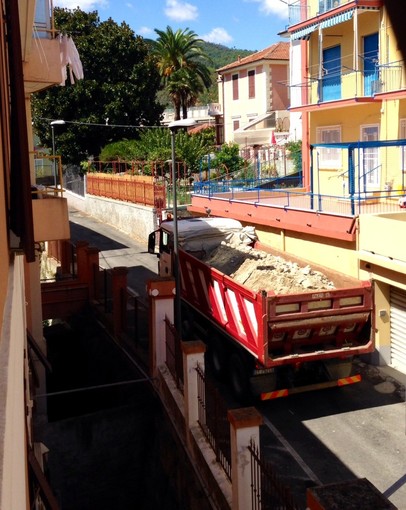 Savona, ex bocciofila di via Firenze: verso la riqualificazione dell'area, il privato verifica la tenuta della strada per futuri interventi Savona, ex bocciofila di via Firenze: verso la riqualificazione dell'area, il privato verifica la tenuta della strada per futuri interventi