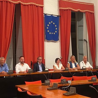 Albenga, l'appello del sindaco Tomatis: "No allo spreco di soldi pubblici, il Consiglio comunale si faccia nella sua sede naturale"