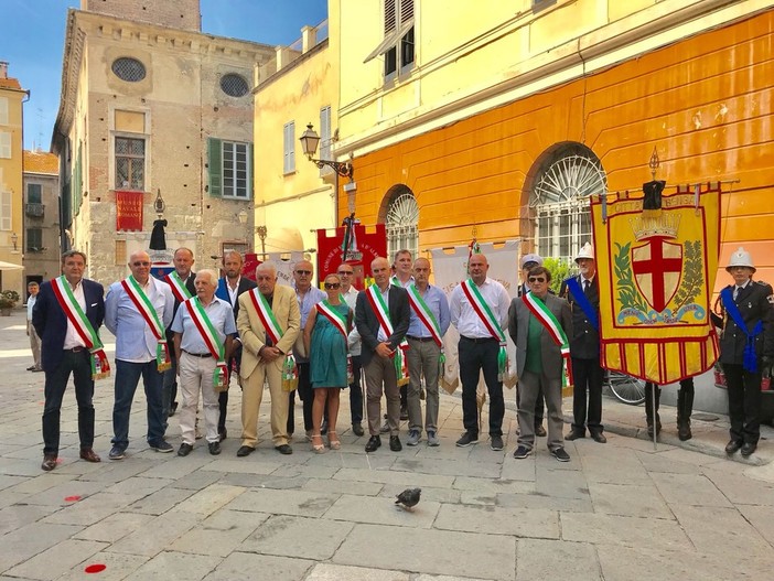 Albenga e il comprensorio ingauno uniti in un minuto di silenzio per le vittime del crollo del ponte Morandi (FOTO e VIDEO)