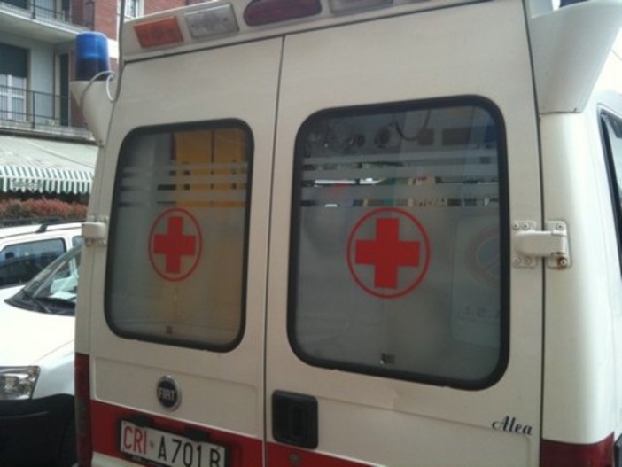 Savona, uomo investito da un'auto in piazza Saffi Savona, uomo investito da un'auto in piazza Saffi