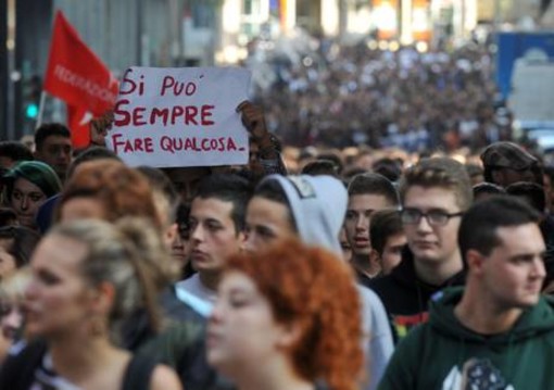 Tensione tra i cortei degli edili e quello degli studenti a Genova