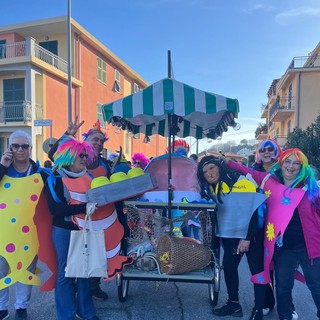 Carnevale del Golfo, grande festa a Bergeggi con i carri che sfilano per il paese (FOTO)