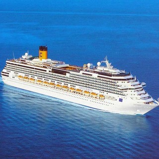 Costa Serena urta molo Civitavecchia, crocieristi bloccati