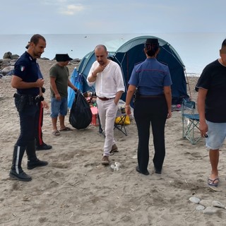 Albenga, campeggio abusivo sulla spiaggia libera alla foce del Centa sgomberato da carabinieri e polizia locale