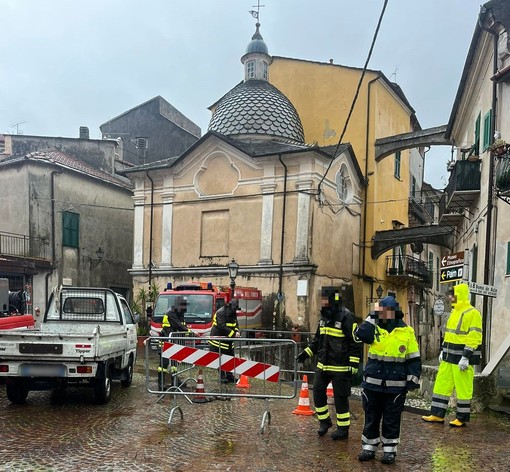 Toirano, cede la pavimentazione stradale in via Braida: area transennata (FOTO) Toirano, cede la pavimentazione stradale in via Braida: area transennata (FOTO)