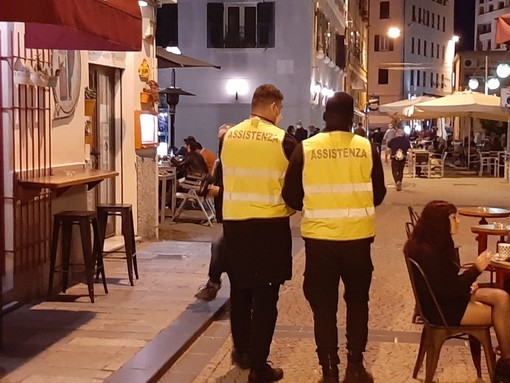 Movida in Darsena, steward e polizia locale al lavoro dopo il "caso assembramenti". Sindaco Caprioglio: "Se le cose non vanno farò un'altra ordinanza" (FOTO E VIDEO)
