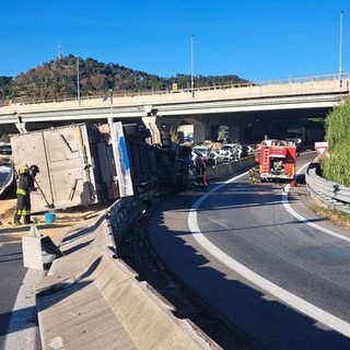 Autocisterna ribaltata in autostrada: circolazione riaperta allo svincolo A10-A6 Autocisterna ribaltata in autostrada: circolazione riaperta allo svincolo A10-A6