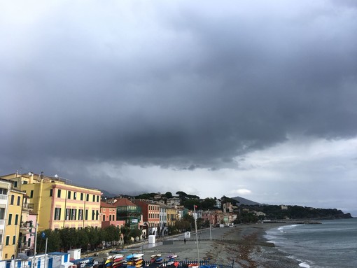 Meteo bizzarro: a Celle tempesta di grandine con un raggio di sole (VIDEO)