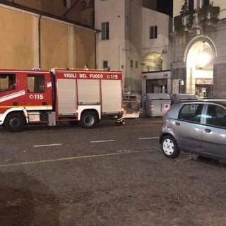 Savona, nella notte in fiamme un cassonetto di via Paleocapa (VIDEO)