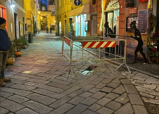 Finalborgo, cedimento stradale più grave del previsto in via Torcelli: Porta Reale resta chiusa al traffico