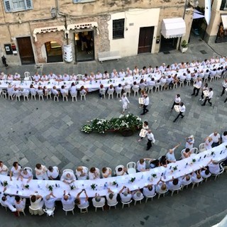 Albenga, successo di partecipazioni per la Cena in Bianco organizzata dall’associazione Vecchia Albenga e dal Comune