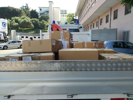 Savona, la polizia locale dona all'Asl2 seimila capi sequestrati nel 2018