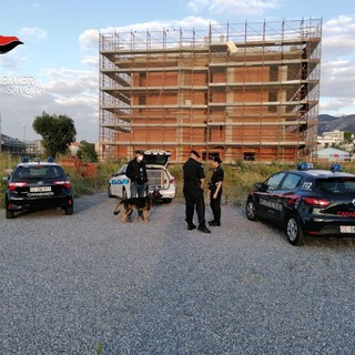 Ceriale, tenta di sfuggire ai controlli all'interno di "Area T1" gettandosi in mare e rischia l'ipotermia