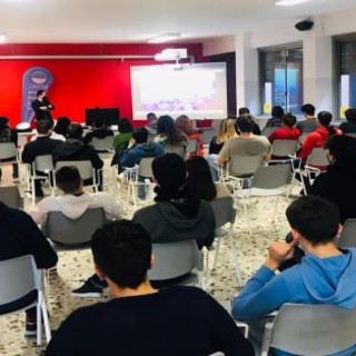 La Guardia Costiera di Savona incontra gli alunni del Nautico “Pancaldo” per una lezione sui temi della mobilità sostenibile