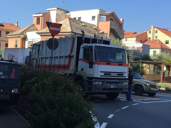 Albisola, camion in avaria all'altezza della rotonda di via Turati: traffico in tilt (FOTO e VIDEO)